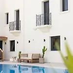 Corner Boutique 3*